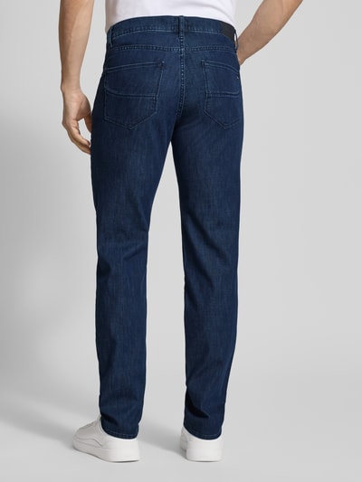 Männermodel trägt Regular Fit Jeans im Used-Look Modell 'Cadiz' von Brax, dunkelblauer Baumwoll-Mix, Rückansicht, Ganzkörperansicht.