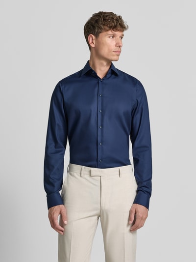 Mannelijk model draagt Slim Fit Business-Hemd met Kentkraag van Christian Berg Men, donkerblauw, katoen, lange mouwen, voorkant volledig te zien, ganzkörperansicht von vorne.