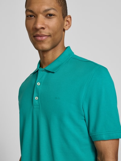 Męski model nosi Slim Fit Poloshirt aus Baumwoll-Mix Modell 'Pete' od Brax, elastyczna bawełna, krój slim fit, polo, zielony, zbliżenie górnej części ciała