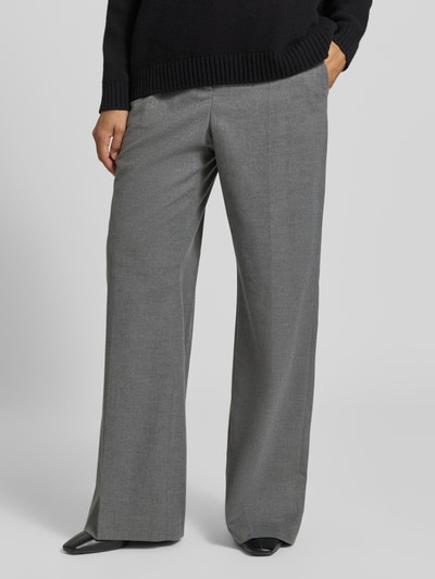 Frauenmodel trägt Wide Leg Chino mit Woll-Anteil Modell 'MILARA' von Raffaello Rossi in Grau, Damen Chino, Nahaufnahme Unterkörper, Ganzkörperansicht von vorne.