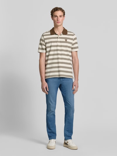 Männermodel trägt Regular Fit Jeans aus Baumwoll-Mix mit Viskose-Seiden-Anteil Modell 'Chuck' von Brax in Hellblau, Denim-Optik, 5-Pocket-Design, Ganzkörperansicht von vorne.