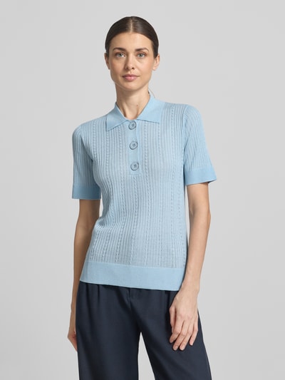 Frauenmodel trägt Strickshirt mit Polokragen und Knopfleiste von Liu Jo White, hellblauer Viskose-Mix, Slim Fit, Halbarm, Nahaufnahme Oberkörper