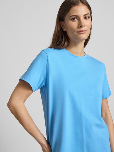 Frauenmodel trägt T-Shirt mit geripptem Rundhalsausschnitt Modell 'NORA' von Vila, Baumwoll-Elasthan-Mix, Lockerer-Schnitt, Nahaufnahme Oberkörper.