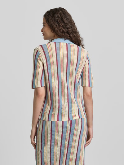Frauenmodel trägt Slim Fit Strick-Poloshirt mit durchgehender Knopfleiste von Jake*s Casual im Allover-Look, Rückansicht Ganzkörperansicht.