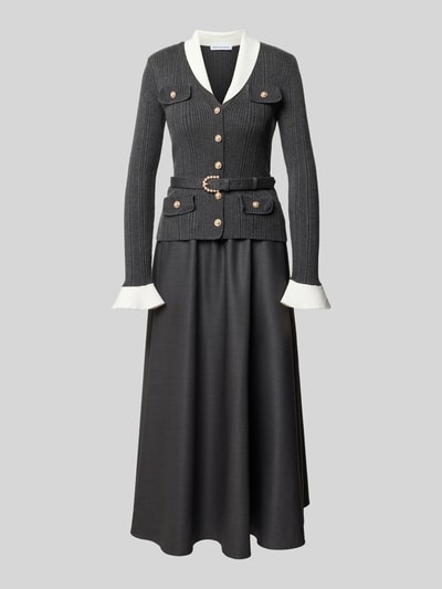 Frauenmodel trägt Maxikleid mit Woll-Anteil von Self-Portrait in Grau, Strick-Optik, taillierte Passform, mit Knopfleiste, Langärmelig, Ganzkörperansicht von vorne. Gesamtlänge 136 cm, Brustweite 39 cm, Taillenweite 29 cm bei Größe 36, Material-Mix.