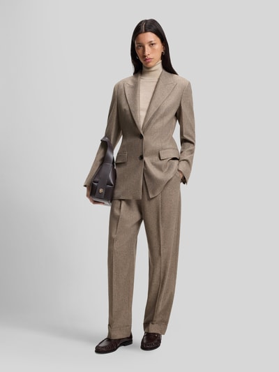 Frauenmodel trägt Weite Hose aus Viskose-Mix mit Woll-Anteil Modell 'Tornara' von BOSS in Beige, strukturierte Oberfläche, Damen Weite Hose, Ganzkörperansicht von vorne.