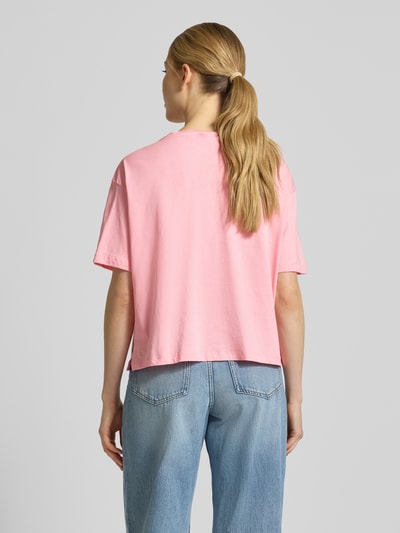 Frauenmodel trägt T-Shirt mit Motiv- und Statement-Print von Smith and Soul in Rosa, reine Baumwolle, Boxy Fit, Ganzkörperansicht Rückansicht.