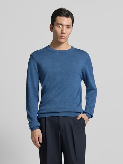 Männermodel trägt blauen Strickpullover mit gerippten Abschlüssen Modell 'BELLS' von Casual Friday, Baumwoll-Lyocell-Mix, Slim Fit, Ganzkörperansicht von vorne.