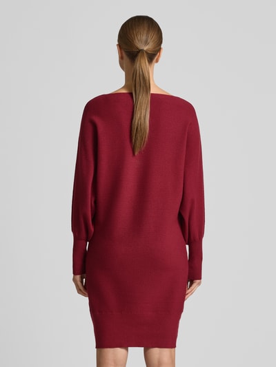 Kobiece model prezentuje Relaxed Fit Sukienka z mieszanki wiskozy w imitacji dzianiny od Zero, długość do kolan, długi rękaw, okrągły dekolt, elastyczne i szerokie zakończenia rękawów, kolor bordowy, faktura dzianinowa, widok całej sylwetki z tyłu.