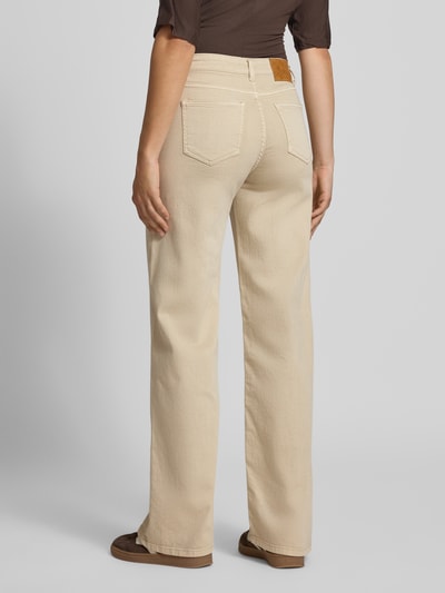 Frauenmodel trägt Wide & Loose Fit Jeans aus Baumwoll-Mix Modell 'SILKE' von PIECES in Beige, glatte Struktur, Ganzkörperansicht Rückansicht, Damen Wide & Loose Fit Jeans von PIECES.