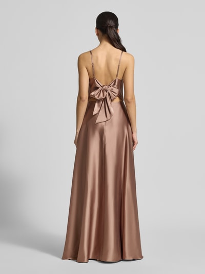 Kobiece model prezentuje Abendkleid mit Spaghettiträger und tiefem Rückenausschnitt od Laona, satyn, krój slim fit, sukienka maxi, dekolt wodospadowy, głęboki dekolt na plecach, zamek z tyłu, długość pleców w rozmiarze 36: 159 cm, szerokość w rozmiarze 36: 31 cm, połyskujący brąz, gładka faktura, cała sylwetka widoczna od tyłu