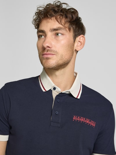 Napapijri Slim Fit Poloshirt mit Label-Print Marine 3