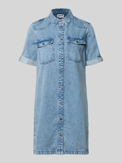 Produktfoto, Jeanskleid mit Brusttaschen Modell 'NEW SIGNE' von Noisy May aus Reine Baumwolle, Gerader-Schnitt, Minikleid, Hemdblusenkragen, hellblaue Denimstruktur.