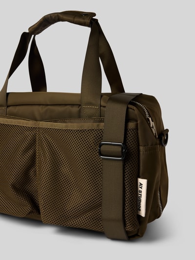 Produktfoto, Weekender mit Logo-Detail von AY STUDIOS in Olivgrün, Netz-Taschen, Reißverschluss, verstellbarer Riemen, rechteckige Form, Kontext: Herren Weekender, Hauptfach mit Reißverschluss, Netz-Taschen, Breite 39 cm, Länge 28 cm, Tiefe 20 cm, Schulterriemen 92 cm
