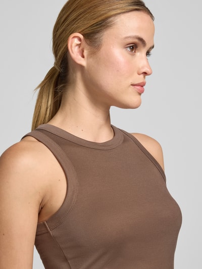 Frauenmodel trägt Tanktop in Ripp-Optik mit Rundhalsausschnitt von MM by Max Mara, Slim Fit Modal-Mix, Nahaufnahme Oberkörper.