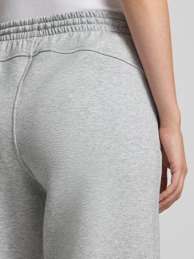 Under Armour Regular Fit Sweathose mit Baumwoll-Anteil Hellgrau Melange 3