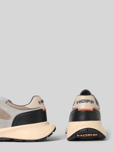 Produktfoto, Sneaker mit Label-Details Modell 'City' von HOFF in Grau, Beige und Schwarz, abgerundete Form, strukturierte Sohle, Rückansicht