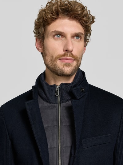 Männermodel trägt dunkelblaues Slim Fit Sakko mit Woll-Anteil Modell 'Hypetar' von JOOP! COLLECTION, Nahaufnahme Oberkörper.