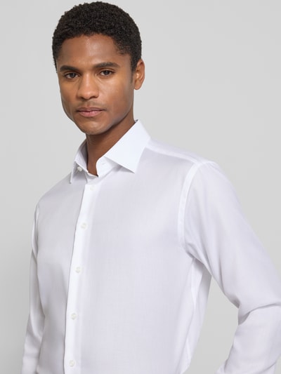 Männermodel trägt Regular Fit Business-Hemd mit Strukturmuster und Kentkragen von Christian Berg Men, Reine Baumwolle, Nahaufnahme Oberkörper. Rückenlänge bei Größe 39/40: 78 cm, Schulterbreite: 46 cm, Ärmellänge: 65 cm.