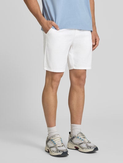 Männermodel trägt Regular Fit Shorts aus Baumwoll-Leinen-Mix Modell 'LINUS' von Only & Sons, weiß, unifarben, Ganzkörperansicht von vorne.