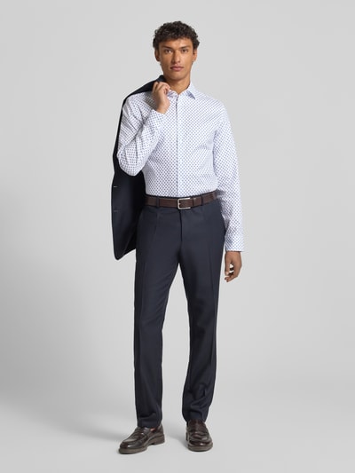 Männermodel trägt Slim Fit Business Hemd aus Baumwolle mit Kentkragen von SEIDENSTICKER, Knopfleiste, Ganzkörperansicht von vorne. Rückenlänge 79 cm, Schulterbreite 42 cm, Ärmellänge 68 cm, Größe 40, klassisches Muster in Weiß und Dunkelblau, glatte Textur.