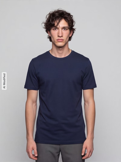 Männermodel trägt T-Shirt mit Rundhalsausschnitt von Christian Berg Men in Dunkelblau, gerade Passform, Nahaufnahme Oberkörper, KI-modifiziertes Bild