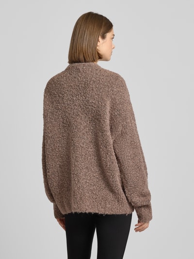 REVIEW Strickpullover in Bouclé-Optik Dunkelbraun Melange 5