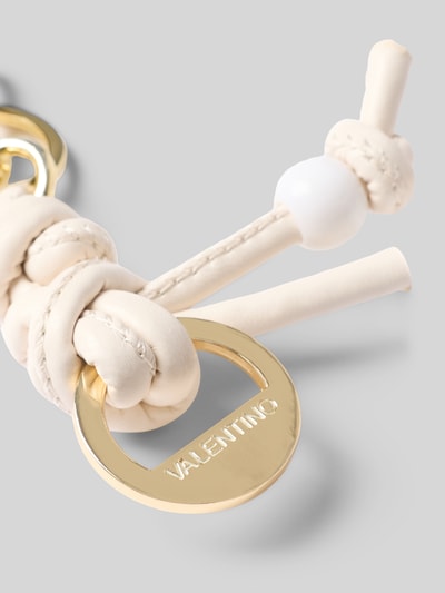 Produktfoto, Schlüsselanhänger mit Ziersteinbesatz Modell 'Eloura' von VALENTINO BAGS, Logo-Detail, helle Töne, goldene Akzente, Detailaufnahme