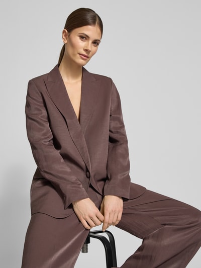 Frauenmodel trägt Relaxed Fit Blazer mit Reverskragen von Jake*s Cocktail in Braun, Viskose-Leinen-Mix, Knopfverschluss, Pattentaschen, Nahaufnahme Oberkörper.