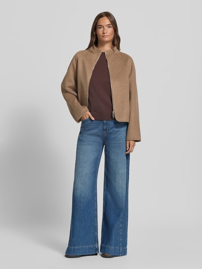 Frauenmodel trägt Relaxed Fit Kurzmantel Modell 'Helisu' von OPUS in unifarbenem, mattem Wollmix mit Struktur, Stehkragen und Reißverschluss, Ganzkörperansicht von vorne.