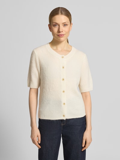 Frauenmodel trägt Cardigan aus Woll-Mix mit 1/2-Arm Modell 'Thora' von MOS MOSH, cremefarben, Regular Fit, Ganzkörperansicht von vorne.