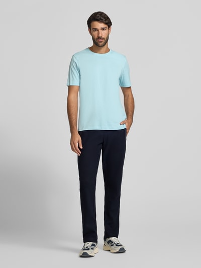 Männermodel trägt Sweatpants mit elastischem Bund und Tunnelzug von bugatti, Baumwoll-Mix, Regular Fit, Ganzkörperansicht von vorne.