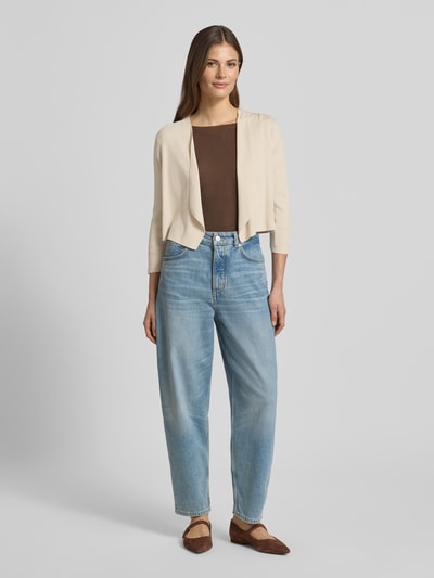 Vrouwenmodel draagt Strickjacke in offener Passform mit 3/4-Arm van comma, beige kleur, viscosemix, rechte open fit, geheel lichaam vooraanzicht.