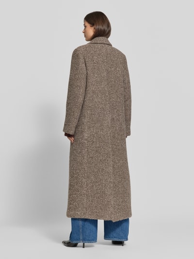 Frauenmodel trägt Relaxed Fit Mantel aus Woll-Mix von Samsøe Samsøe in Melange-Braun mit Reverskragen und Paspeltaschen, Ganzkörperansicht Rückansicht. Rückenlänge bei Größe S: 135 cm, Schulterbreite: 46 cm, Brustweite: 53 cm, Ärmellänge: 64 cm.
