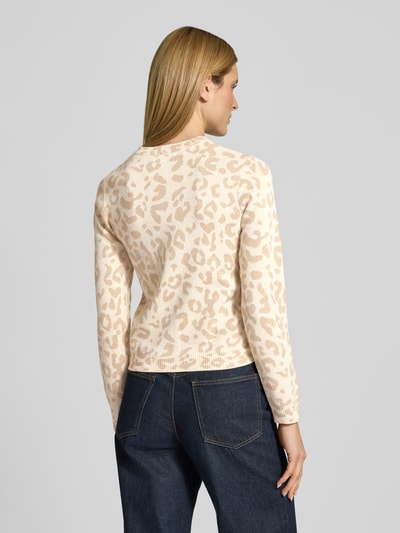 Frauenmodel trägt Regular Fit Cardigan mit Viskose-Anteil Modell 'Mayas' von Vila, cremefarben mit Animal-Stitching, Ganzkörperansicht Rückansicht.