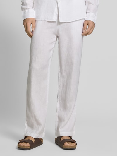 Mannenmodel draagt Leinenhose met elastischem Bund van MCNEAL, zuiver linnen, regular fit, elastische band, tunnelkoord, kleur wit, detailopname onderlichaam.