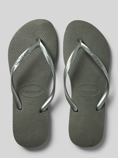 Produktfoto, graue Flip-Flops mit Logo-Detail von Havaianas, abgerundete Passform, offene Ferse, Zehentrenner, Absatzhöhe 1 cm bei Größe 39/40, strukturierte Oberfläche.