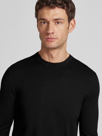 Męski model nosi Regular Fit Strickpullover aus Viskose-Mix Modell SAN CODY-CV od HUGO w kolorze czarnym, widok z przodu, zbliżenie na górę ciała.
