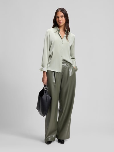 BOSS Wide Leg Hose aus Kunstleder mit Bundfalten Oliv 1