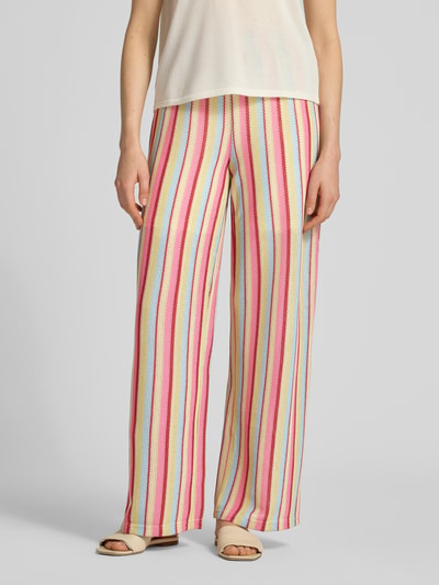 Frauenmodel trägt Hose im Allover-Look Modell 'LIBELLA' von ICHI, bunt gestreift, leichte Struktur, Regular Fit, Nahaufnahme Oberkörper.