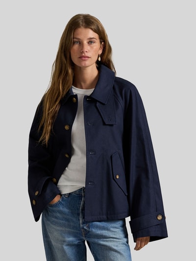 Modelka nosi Regular Fit Trenchcoat aus reiner Baumwolle od Polo Ralph Lauren, granatowy, długi rękaw, bawełna, zdjęcie z przodu upper body.