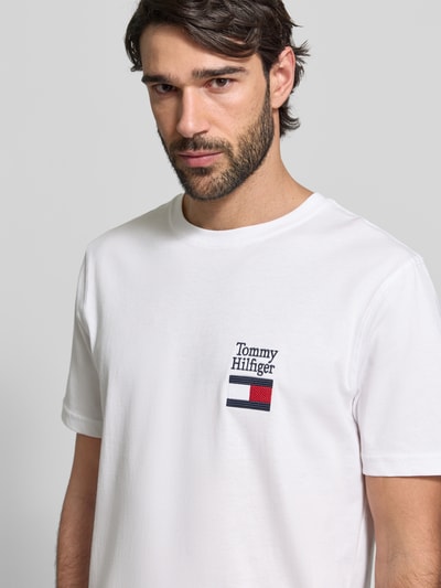 Männermodel trägt Regular Fit T-Shirt aus reiner Baumwolle Modell 'BRAND LOVE TEXT' von Tommy Hilfiger, Optik: Unifarben, Nahaufnahme Oberkörper