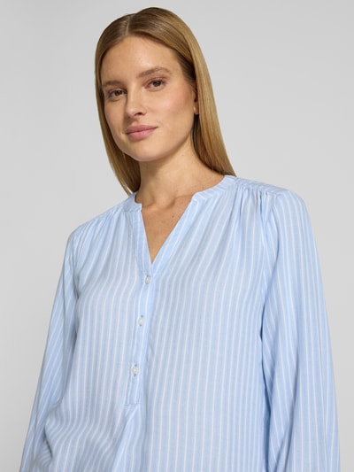 Kobiece model nosi Comfort Fit Langarmbluse aus reiner Viskose od Tom Tailor, efekt: wzór na całej powierzchni, krój comfort fit, stójka, dekolt z lamówką, listwa guzikowa, rękaw o dł. 3/4 z mankietem, materiał: wiskoza, zbliżenie na górną część ciała