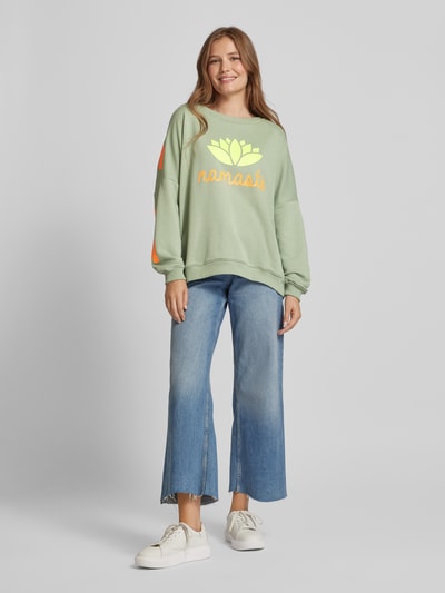 miss goodlife Sweatshirt met statementprint, model 'Double namaste' Rietgroen - 1