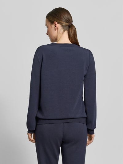 Frauenmodel trägt Sweatshirt aus Modal-Mix mit Rundhalsausschnitt von LIU JO SPORT in Dunkelblau mit Logo, Regular-Fit, Stretch-Anteil, Ganzkörperansicht Rückansicht.