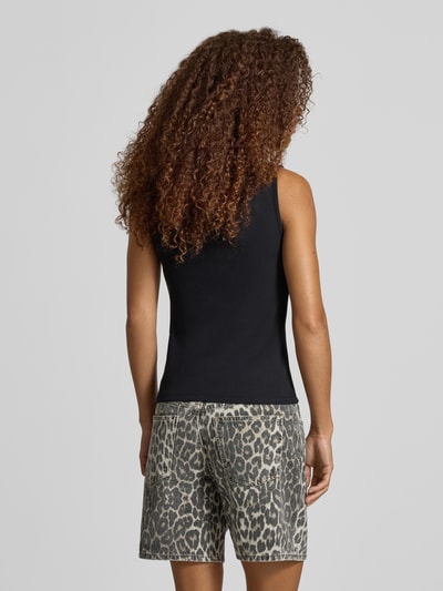 Frauenmodel trägt Slim Fit Tanktop aus Baumwoll-Mix Modell 'MAY' von PIECES in Schwarz, Rippenstruktur, unifarben, Ganzkörperansicht Rückansicht.