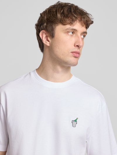 Männermodel trägt Relaxed Fit T-Shirt aus reiner Baumwolle Modell 'FRED' von Only & Sons, weiß, kurzarm, Rundhals, Nahaufnahme Oberkörper.