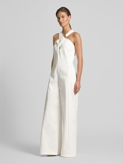 Frauenmodel trägt Wide Fit Jumpsuit mit Zierschnalle von Rinascimento aus elastischem Baumwoll-Mix in Weiß, Ganzkörperansicht von vorne.
