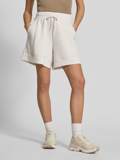 Frauenmodel trägt Shorts mit elastischem Bund Modell 'alder' von VARLEY, Viskose-Mix mit Stretch-Anteil, High-Rise-Fit, Kordelzug, Bundweite 42 cm, Innenbeinlänge 14 cm, helle Farbe, glatte Textur, Ganzkörperansicht von vorne.