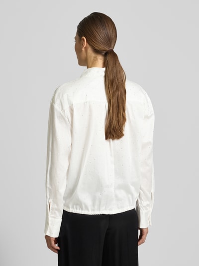 Frauenmodel trägt Relaxed Fit Hemdbluse aus reiner Baumwolle von s.Oliver RED LABEL, Optik: Unifarben, Applikation: Strassteine, Kragenform: Hemdkragen, Verschluss: einreihige Knopfleiste, Ärmelform: Langarm, Ärmelabschluss: Manschette, Material: reine Baumwolle, Rückenansicht, Ganzkörperansicht Rückansicht.